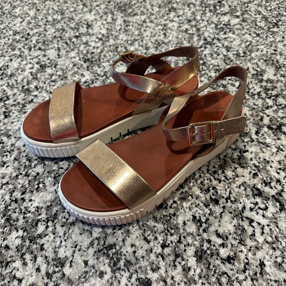 MIA PLATFORM SANDALS